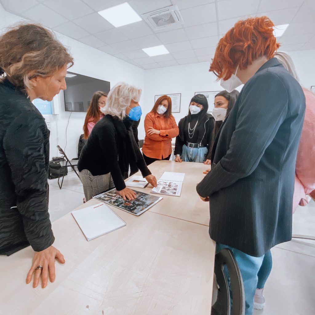 L'Università Europea del Design di Pescara avvia la Masterclass in Costume Design. A coordinare i docenti Nicoletta Ercole, nota costumista italiana, con una lunga carriera costellata di successi. Al suo fianco Alessandra Carta, costumista e stilista.