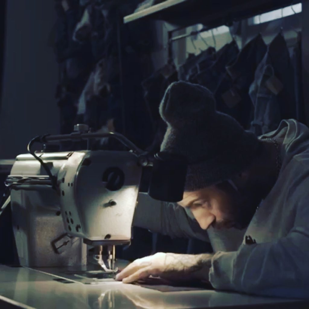 Contrario alla massificazione. Contrario alle regole di produzione che caratterizzano il settore della moda.
Quella di Jacopo Peca, giovane stilista di Montesilvano, ospite di Glamour è un'idea di moda innovativa ed ecosostenibile.
