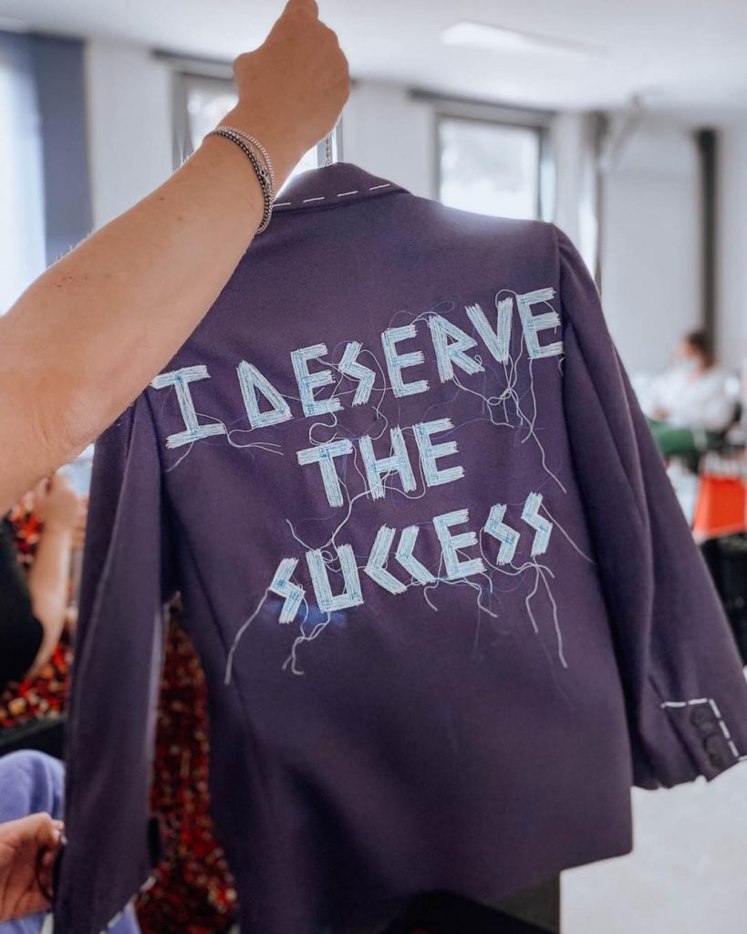 I ragazzi del corso di Fashion Design hanno presentato alla commissione, il primo capo del loro brand, che sarà oggetto di Tesi il prossimo settembre.