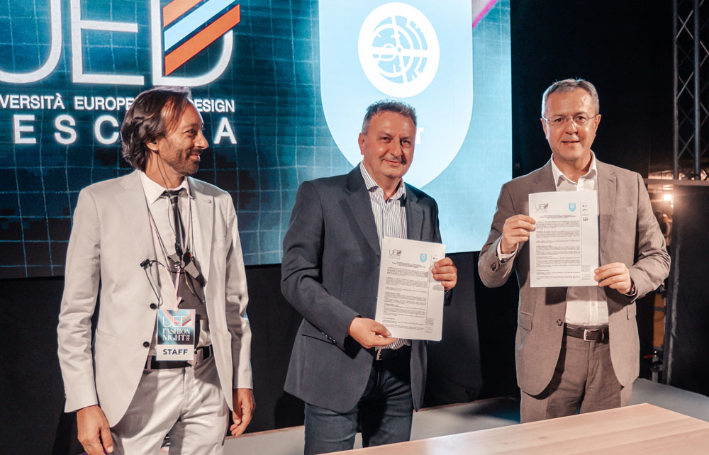 Durante la UED Fashion Night 2022 abbiamo avuto l'onore di ospitare l'ambasciatore dell'Uzbekistan S.E. Otabek Akbarov che, di fronte al pubblico della UED Fashion Night, ha presenziato alla firma del secondo memorandum con un istituto di formazione uzbeko.