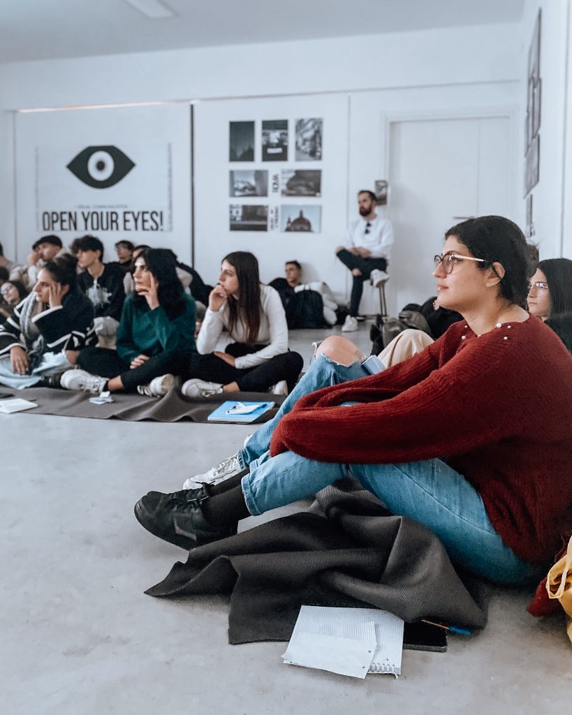 Lezione teorica e pratica con la Fashion Stylist Claudia Fratini stylist e  docente all'Istituto Marangoni di Parigi