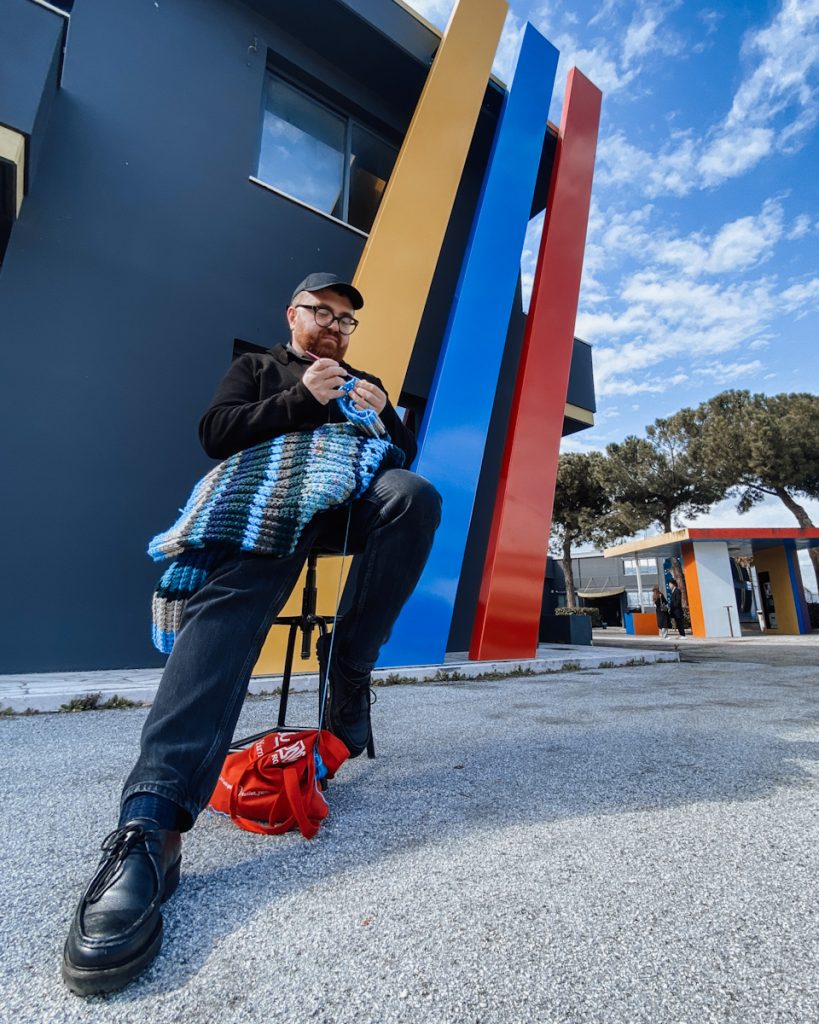 Un Fashion Designer che alla passione per la moda ha unito l'esigenza di produrre capi sostenibili ed etici. Questo è Italo Marseglia, ospite di Glamour venerdì 3 marzo 2023