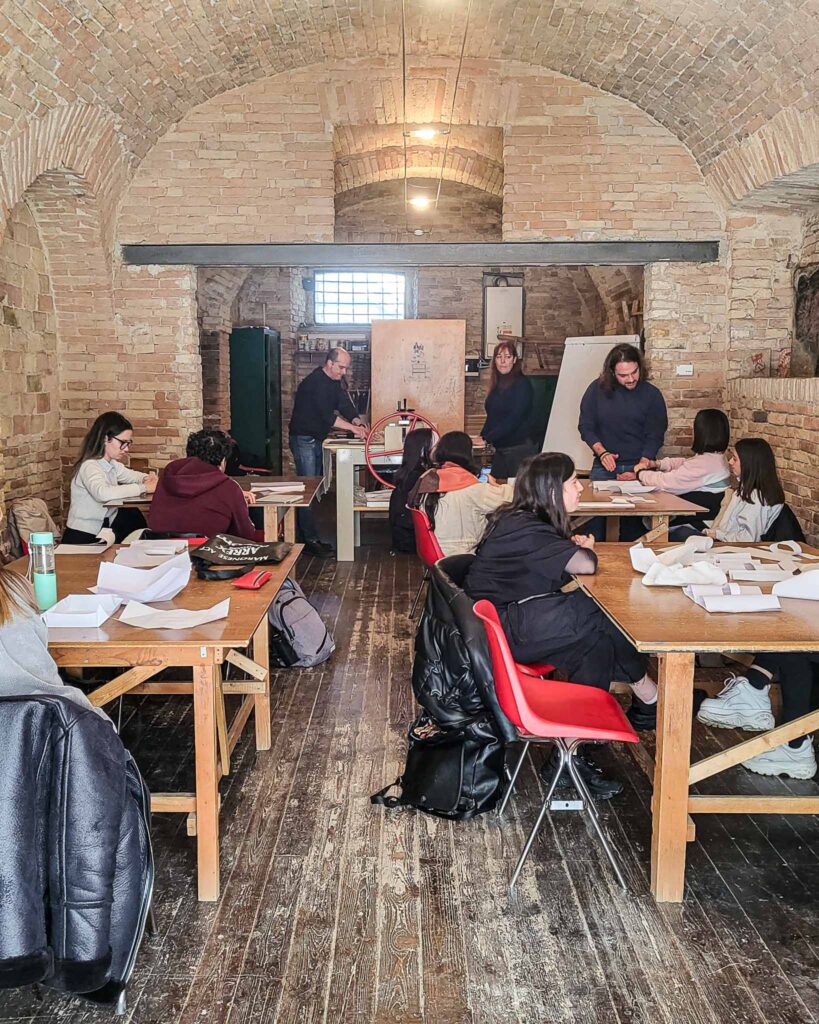 Il workshop organizzato con gli Arago Design che ha portato i nostri studenti a confrontarsi con la realtà del dare forma ad un oggetto.
