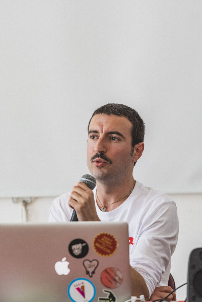 Ven 24 Maggio 2024 per Character - Intrecci creativi, presso l'Aurum di Pescara, abbiamo ospitato il designer bolognese Marco Rambaldi all'interno del ciclo di incontri Glamour, appunti di Moda